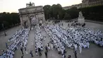 Para peserta dalam balutan serba putih  berkumpul untuk Dinner en Blanc atau "makan malam putih" di Tuileries Gardens, Paris, Kamis (6/6/2019). Gelaran yang berlangsung sejak 1988 ini dilengkapi dengan meja makan yang dihiasi taplak, kursi dan peralatan makan bernuansa putih. (Lucas BARIOULET/AFP)