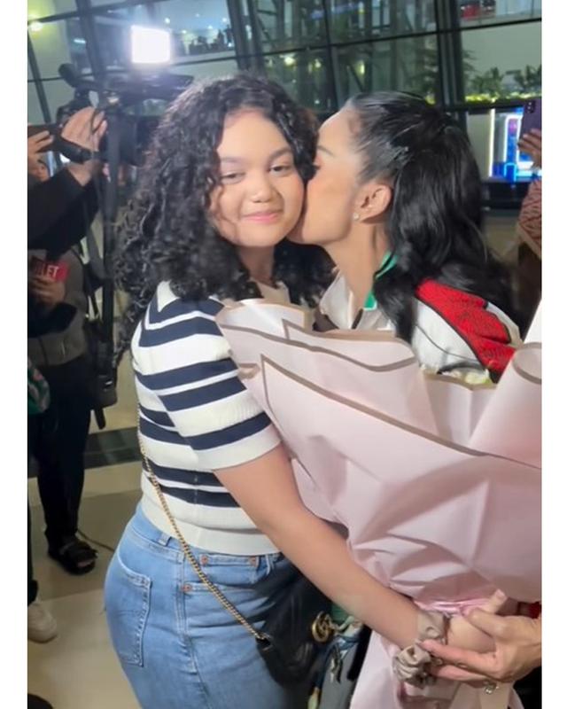 Kerja keras 4 tahun terbayarkan, 6 potret Krisdayanti pulang dari Tiongkok bawa perak kejuaraan wushu