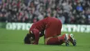 Penyerang Liverpool, Mohamed Salah, melakukan selebrasi sujud syukur usai membobol gawang AFC Bournemouth pada laga Premier League di Stadion Anfield, Sabtu (9/2). Liverpool menang 3-0 atas AFC Bournemouth. (AP/Rui Vieira)