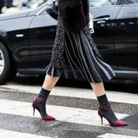 Style dengan kaus kaki. (via: vogue.com)