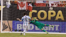 Sebagai penendang pertama, bola tendangan Lionel Messi melambung di atas gawang saat adu penalti melawan Cile di final Copa America Centenario 2016, Senin (27/6/2016) pagi WIB. (Reuters/Adam Hunger-USA Today Sports)