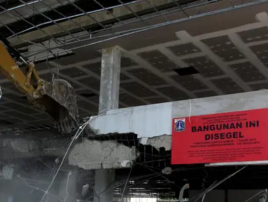 Suku Dinas Penataan Kota Jakarta Selatan membongkar sebuah bangunan showroom mobil setengah jadi di Jalan Ampera Raya Nomor 59, Pasar Minggu, Jakarta, Rabu (24/6/2015). Bangunan tersebut dibongkar karena menyalahi perizinan.(Liputan6.com/JohanTallo)