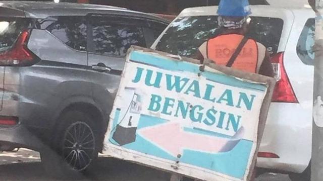 7 Kesalahan di Spanduk Kaki Lima Ini Bikin Mikir Keras