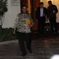 Mantan Ketua Umum Partai Golkar, Aburizal Bakrie (kiri) berjalan usai bertemu Presiden ke-3 RI, BJ Habibie di Jakarta, Selasa (14/6/2016). Pertemuan berlangsung tertutup membahas susunan Dewan Kehormatan Partai Golkar. (Liputan6.com/Helmi Fithriansyah)