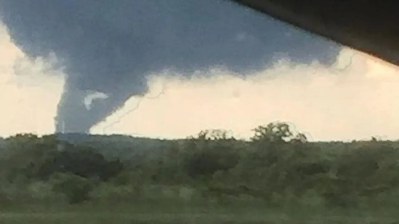 Rekaman Dahsyatnya Tornado 'Menggulung' Oklahoma
