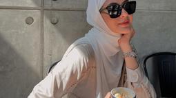 Dalam keterangannya, Paula menulis kalimat "Bismillahirrahmanirrahim" menggunakan bahasa Arab. (Foto: Instagram/ paula_verhoeven)