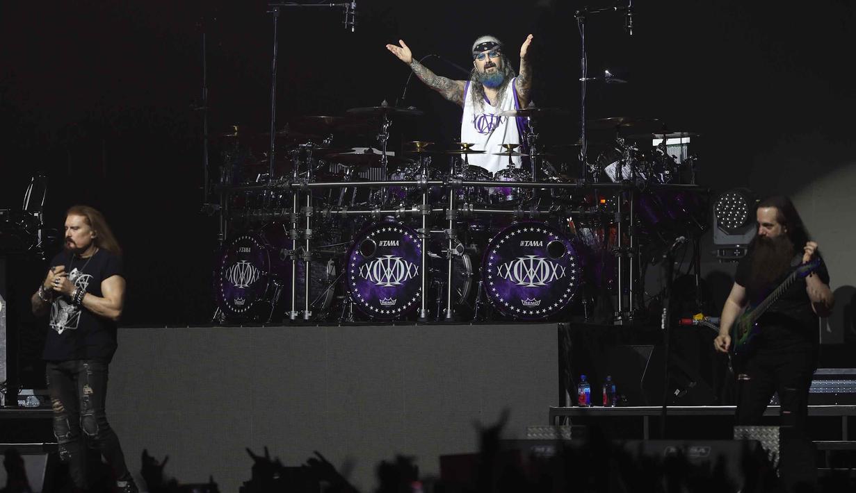 Penampilan ini terasa istimewa dengan kembalinya drummer Mike Portnoy. Tampak dalam foto, grup band metal legendaris, Dream Theater saat tampil pada Konser "An Evening With Dream Theater - 40th Anniversary Tour" di Beach City International Stadium, Jakarta, Sabtu 7 Februari 2026. (Kapanlagi.com/Budy Santoso)
