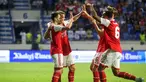 Gelandang Arsenal, Martin Odegaard (kedua kiri) berselebrasi dengan rekan satu timnya usai mencetak gol ke gawang AC Milan selama pertandingan Dubai Super Cup 2022 di di stadion al-Maktoum di Uni Emirat Arab (13/12/2022). Arsenal menang tipis atas AC Milan dengan skor 2-1. (AFP/Karim Sahib)