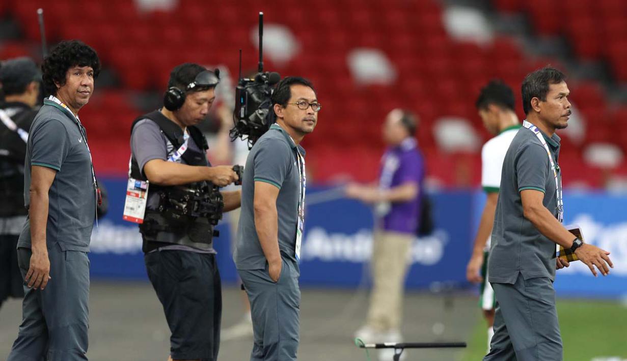 Ekspresi pelatih Indonesia U-23, Aji Santoso (tengah) dan asistennya M. Zein Al Haddad (kiri) serta Mustaqiem setelah pertandingan melawan Vietnam U-23. (Bola.com/Arief Bagus)