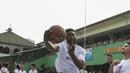 Pebasket Boston Celtics, Jaylen Brown, memainkan bola saat Junior NBA Indonesia di SMA 82, Jakarta, Kamis (26/7/2018). Junior NBA merupakan program pembinaan olahraga basket secara global. (Bola.com/Vitalis Yogi Trisna)