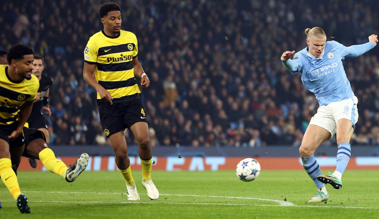 Pemain Manchester City, Erling Haaland mencetak gol ketiga timnya ke gawang Young Boys melalui tendangan keras dari luar kotak penalti pada laga lanjutan Grup G Liga Champions 2023/2024 di Etihad Stadium, Manchester Inggris, Rabu (08/11/2023) WIB. (AFP/Oli Scarff)
