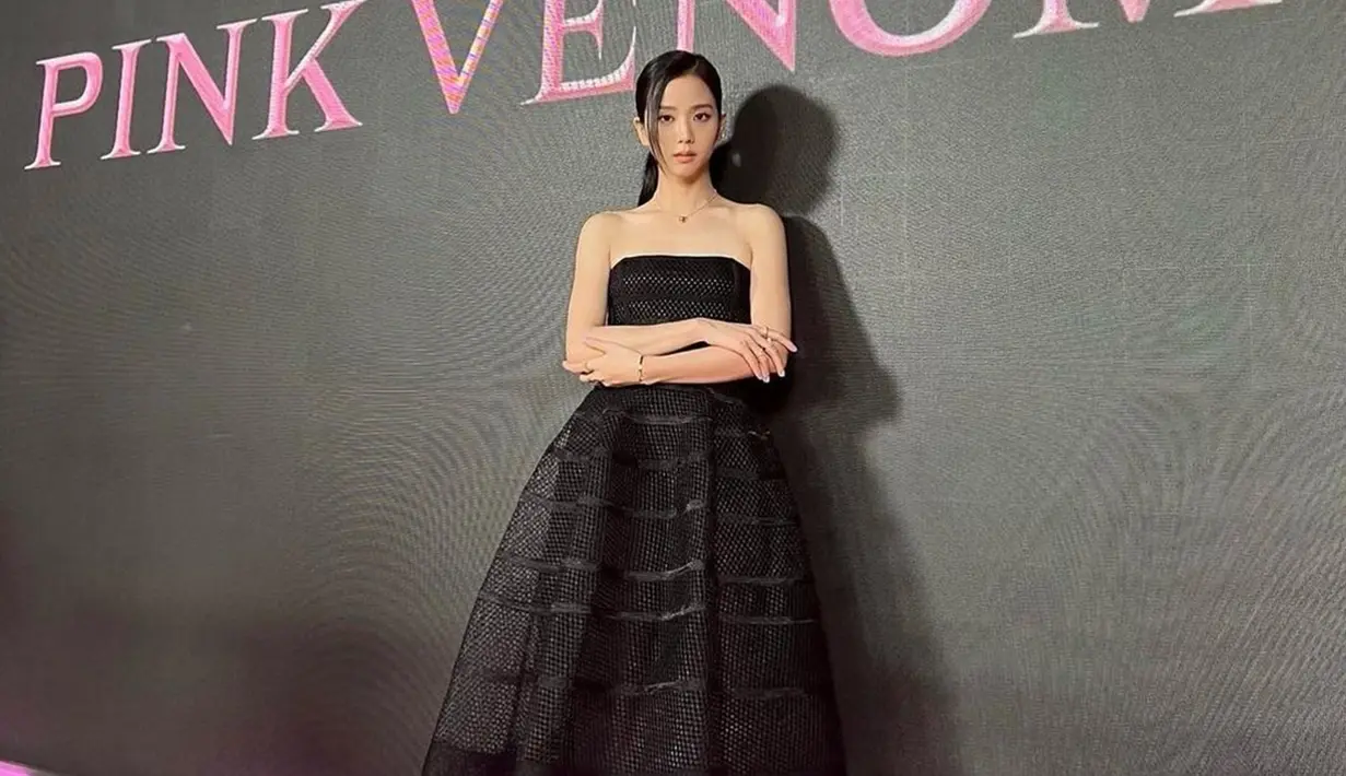 Melalui laman Instagram pribadinya, perempuan bernama lengkap Kim Ji-soo ini mengunggah potret penampilannya jelang perilisan lagu Pink Venom tadi siang. Unggahan tersebut langsung diserbu para penggemar dengan komentar pujian. Ia disebut semakin cantik dengan riasan flawless dan balutan dress hitam bahu terbuka. (Liputan6.com/IG/@sooyaaa__)