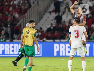 Pemain timnas Indonesia, Marselino Ferdinan (kanan) digendong rekan Jay Idzes usai pertandingan keenam Grup C pada putaran ketiga Kualifikasi Piala Dunia 2026 zona Asia melawan Arab Saudi di Stadion Gelora Bung Karno (GBK) Jakarta, Selasa (19/11/2024). (Liputan6.com/Herman Zakharia)