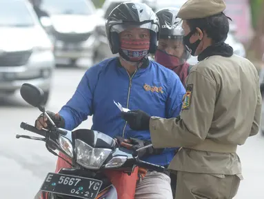 Petugas melakukan pengecekan di pos chek point kepada pengendara roda dua dan roda empat yang memasuki perbatasan DKI Jakarta, Kalimalang Lampiri, Jakarta, Rabu (27/5/2020). (merdeka.com/Imam Buhori)