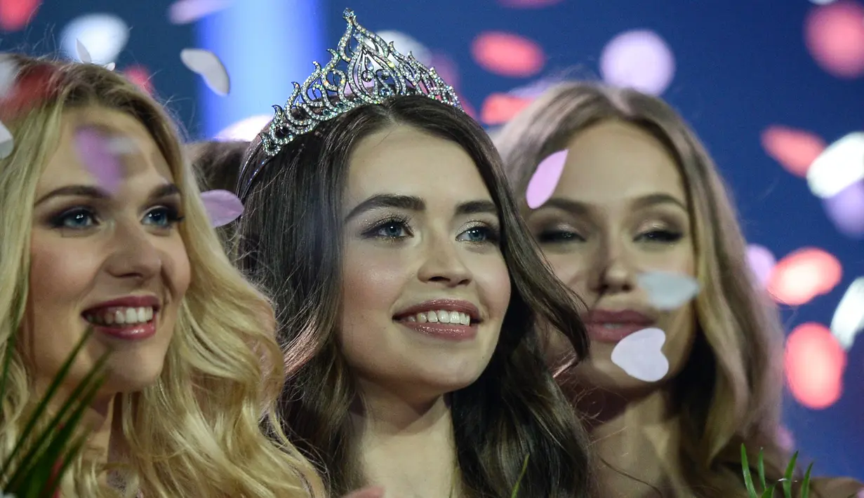 Maria Vasilevich (tengah) tersenyum setelah dinobatkan sebagai Miss Belarus 2018 di Minsk, Belarusia (4/5). 30 model mengambil bagian dalam final kontes - yang diadakan sejak tahun 1998 ini. (AFP Photo/Maxim Malinovsky)