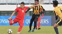 Gelandang Indonesia U-19, Egy Maulana Vikri, berusaha melepaskan tendangan saat melawan Malaysia U-19 pada laga Kualifikasi Piala Asia U-19 2018 di Stadion Public, Paju, Senin (6/11/2017). Indonesia kalah 1-4 dari Malaysia. (AFP/Kim Doo-Ho)