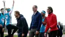 Pangeran William, Kate Middleton dan Pangeran Harry saat mengikuti perlombaan lari dalam acara amal Heads Together di Taman Queen Elizabeth II di London, Inggris (5/2). (AP Photo / Alastair Grant, Pool)