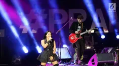 Penyanyi Anggun C Sasmi tampil menghibur penonton pada acara Prambanan Jazz Festival 2019 di Candi Prambanan, DI Yogyakarta, Minggu (7/7/2019). Tidak kurang dari 12 lagu dinyanyikan pemilik nama lengkap Anggun Cipta Sasmi ini  bersama bandnya selama satu jam. (Fimela.com/Bambang E. Ros)