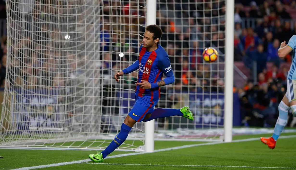 Neymar berhasil menceploskan bola ke gawang   Celta Vigo dalam lanjutan Liga Spanyol pekan ke-26 di Stadion Camp Nou, Minggu (5/3). Barca tampil memukau dengan menciptakan 5 gol tanpa balas ke gawang Celta Vigo. (AP PHOTO)