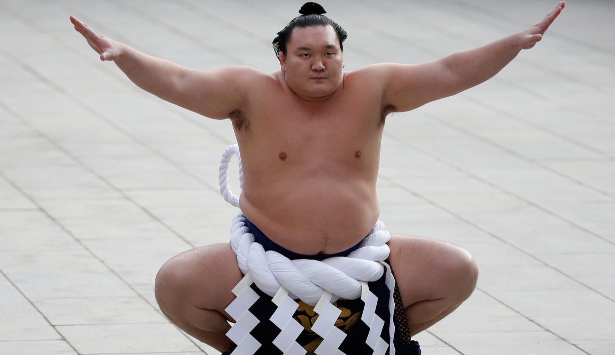 Juara sumo asal mongolia, Yokozuna Hakuho melakukan persiapan untuk ritual tahunan di Kuil Meiji di Tokyo, Jepang, (7/1). Ritual ini dalam perayaan tahun baru 2016. (REUTERS / Yuya Shino)