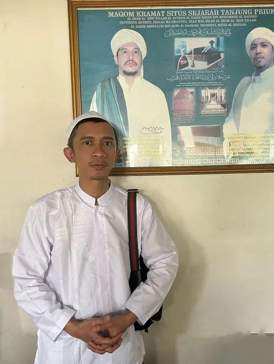 <p>Aming yang sebelumnya menjadi perbincangan dengan dandanan perempuan, ia kembali muncul dengan penampilan baru. Aming mengenakan baju koko lengkap dengan kopiah. Aming berharap penampilannya bisa selamanya. "Semoga istiqomah ikhtiarnya," tulisnya. [Instagram/amingisback]</p>