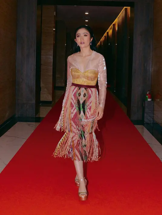 Sedangkan atasan ia mengenakan baju off shoulder yang mencolok dengan warna kain emas. Penampilan Febby Rastanty terlihat sukses membuat para penggemarnya terpukau. (Liputan6.com/IG/@febbyrastanty).