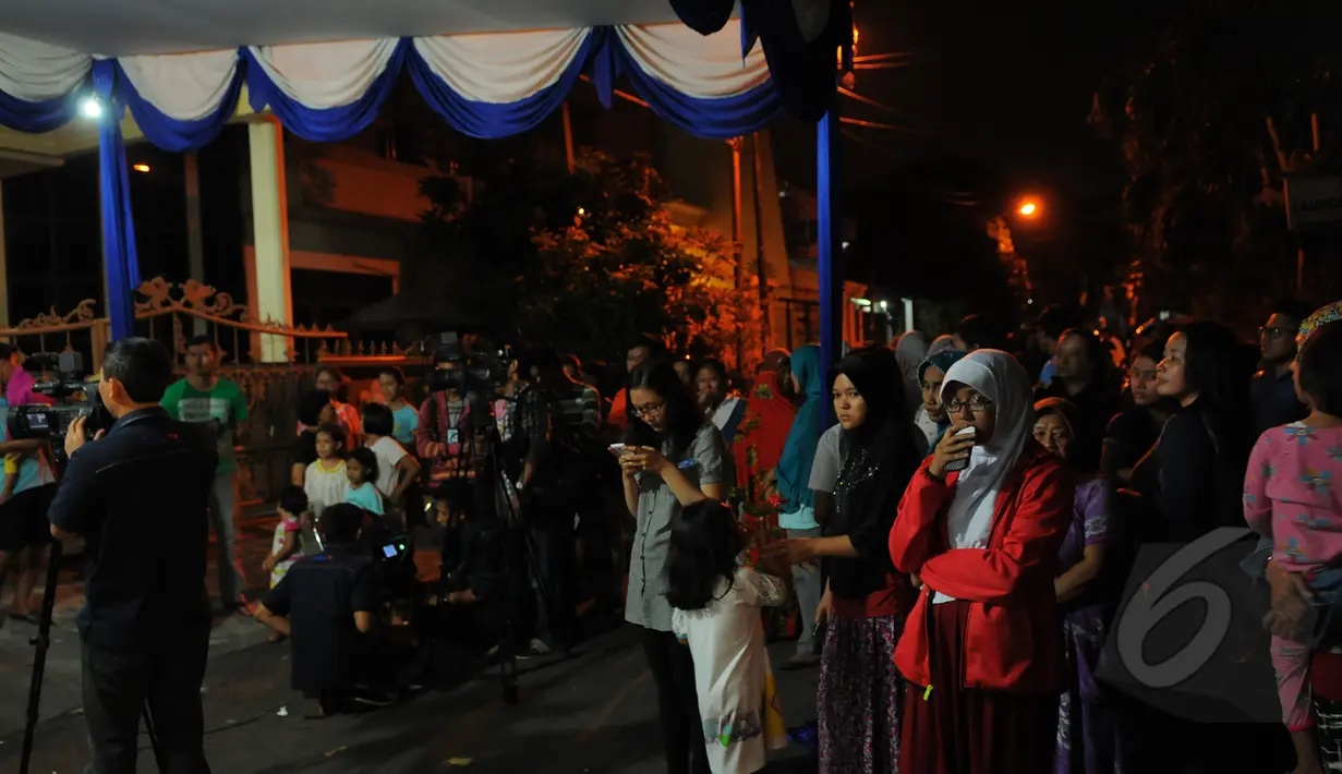 Suasana kediaman Olga Syahputra di Jalan Kresna Raya no. 4 Duren Sawit, Jakarta Timur, Jumat (27/3/2015). Warga mulai berdatangan untuk mengucapkan belasungkawa (Liputan6.com/Faisal R Syam)