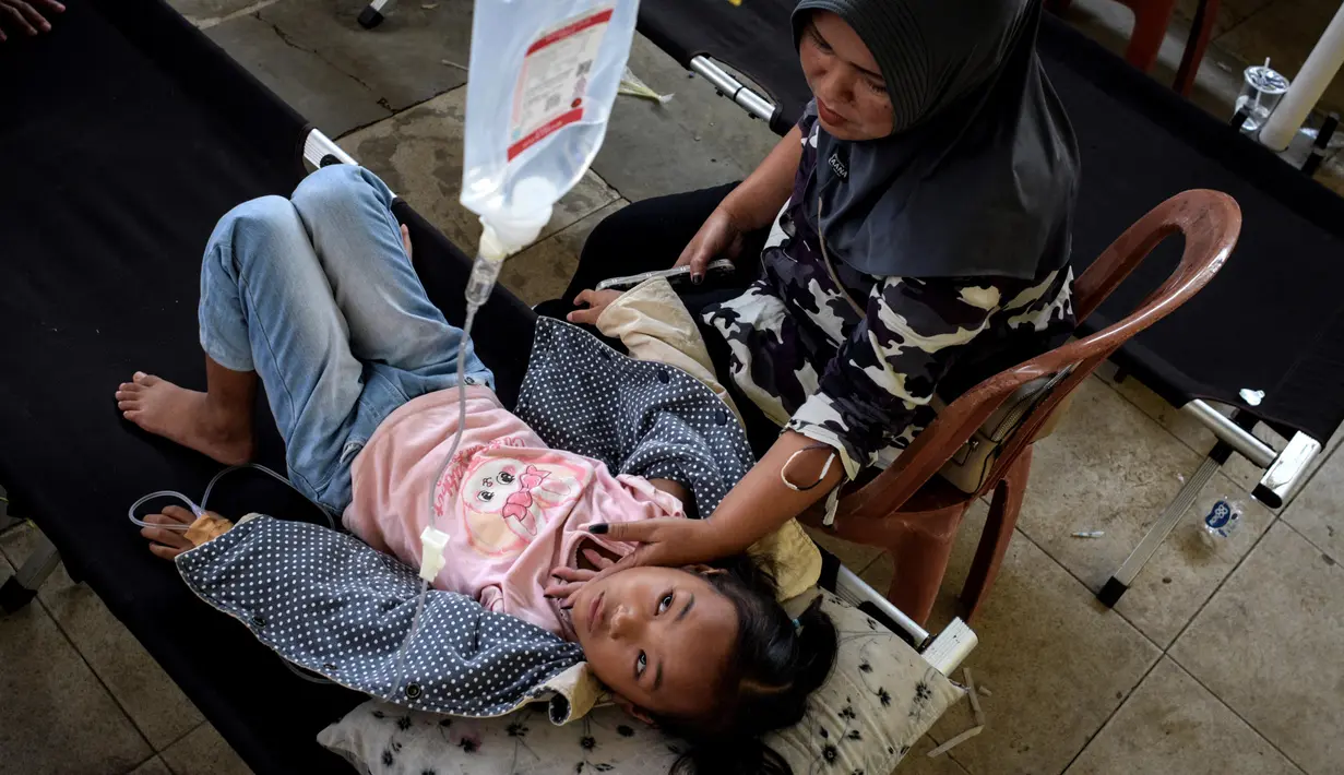 Hingga Selasa (23/9/2025), jumlah korban mencapai lebih dari 300 siswa yang tersebar di beberapa fasilitas kesehatan dengan kondisi beragam. (Timur Matahari/AFP)