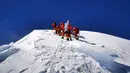 Anggota tim survei China mencapai puncak Gunung Qomolangma (27/5/2020). Sebuah tim survei China berhasil mencapai puncak Gunung Qomolangma pada Rabu (27/5), sebuah langkah penting dalam misi negara itu untuk mengukur kembali puncak tertinggi dunia. (Xinhua/Penpa)