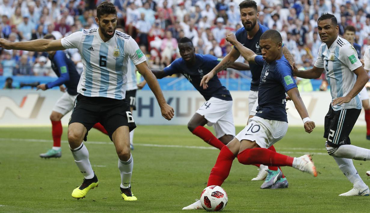 Ketika mencetak dua gol ke gawang Argentina, Mbappe smenyamai rekor legenda Brasil Pele. Pemain berusia 19 tahun itu menjadi remaja kedua yang mencetak dua gol di Piala Dunia sejak Pele melakukannya pada edisi 1958. (AP/David Vincent)