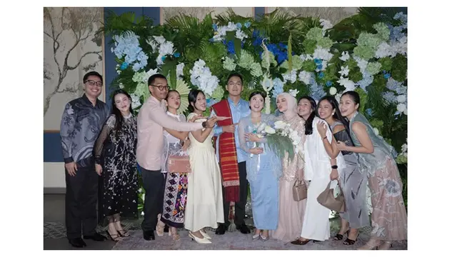 Potret Memukau Aurel Hermansyah Pakai Gamis Lace di Lamaran Adik Raditya Dika