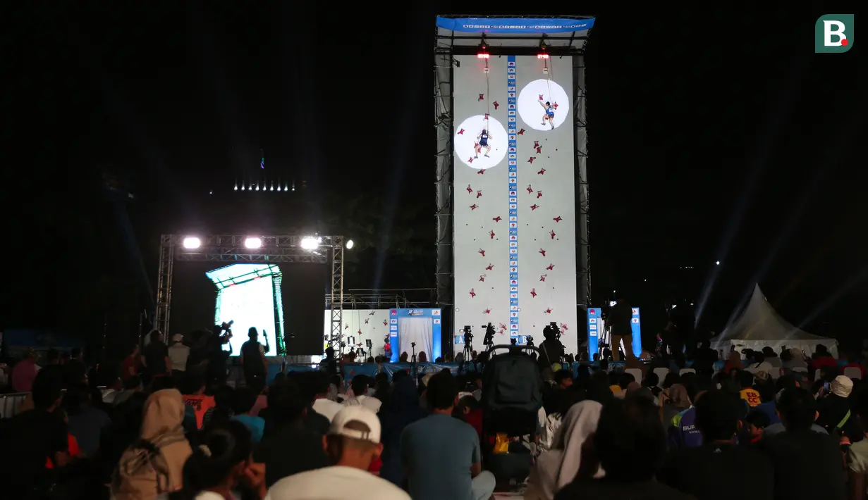 Suasana Kejuaraan Dunia Panjat Tebing IFSC 2023 seri Jakarta di Lot 6, Kompleks Stadion Utama Gelora Bung Karno, Jakarta, Indonesia, Sabtu (06/05/2023). Indonesia berhasil meloloskan 10 (5 putra dan 5 putri) pada babak kualifikasi. (Bola.com/Bagaskara Lazuardi)
