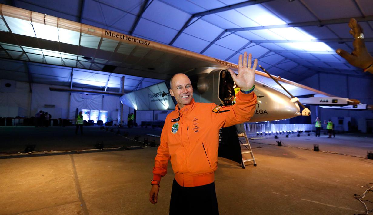 Pilot pesawat Solar Impulse 2 asal swiss Bertrand Piccard melambaikan tangan kepada wartawan di bandara Ahmedabad, India, Rabu (11/3/2015). Pesawat buatan Swiss tersebut mendarat setelah menempuh perjalanan selama 15 jam.  (Reuters/Amit Dave)
