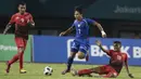 Gelandang Timnas Indonesia, Irfan Jaya, berusaha menghentikan pemain Taiwan pada laga Grup A Asian Games di Stadion Patriot, Jawa Barat, Minggu (12/8/2018). (Bola.com/Vitalis Yogi Trisna)