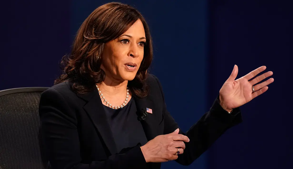 Senator Kamala Harris dari Partai Demokrat mengemukakan pendapatnya pada Debat cawapres Amerika Serikat di Kingsbury Hall, Universitas Utah di Salt Lake City, Rabu (7/10/2020).  Dalam debat, Harris dan duduk dan penantangnya, Mike Pence diberi sekat kaca. (AP Photo/Patrick Semansky)