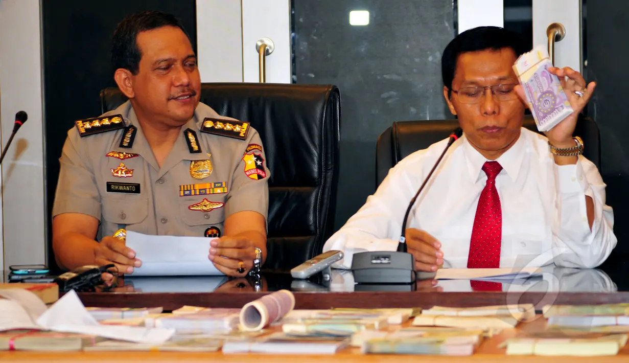Direktorat Tindak Pidana Ekonomi dan Khusus Bareskrim mengungkap kasus peredaran uang palsu asing dengan total Rp16 triliun, Jakarta, Kamis (9/4/2015). Uang palsu diperoleh dari empat tersangka yang ditangkap di wilayah Bogor.(Liputan6.com/Yoppy Renato)