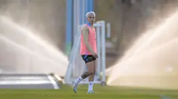 Pemain Argentina, Alejandro Garnacho saat mengikuti latihan Timnas Argentina menjelang laga kualifikasi Piala Dunia 2026 zona CONMEBOL melawan Chile di Ezeiza, Buenos Aires, Selasa (03/09/2024). (AFP/Juan Mabromata)