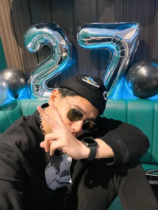 Meski sudah menginjak usia 27 tahun dan tiga tahun lagi memasuki usia kepala 3, namun tak mengurangi pesona Rayn Wijaya. Gaya kerennya sukses membuat para kaum hawa terkesima. Genap berusia 27 tahun, tak sedikit yang memuji jika lawan main Dinda Kirana di web series Dear Dosenku ini makin tampan. Meski pamer ekspresi tanpa senyum sekalipun, Rayn Wijaya tetap memesona. (Liputan6.com/IG/@raynwijaya26)