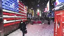 Seorang pejalan kaki melintas di Times Square, New York, Amerika Serikat (16/12/2020). Menjelang Natal, Badai salju melanda New York pada Rabu (16/12). (Xinhua/Wang Ying)