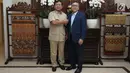 Ketua MPR yang juga Ketua Umum PAN, Zulkifli Hasan (kanan) bersalaman denganKetua Umum Partai Gerindra Prabowo Subianto di Rumah Dinas Ketua MPR, Jakarta, Senin (25/6). Pertemuan membahas permasalahan Pilkada 2018. (Liputan6.com/Helmi Fithriansyah)