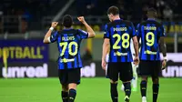 Pemain Inter Milan berjalan usai berselebrasi merayakan gol yang dicetak Alexis Sanchez dalam laga giornata 30 Serie A Liga Italia di Giuseppe Meazza, Selasa (2/4/2024) dini hari WIB. Inter Milan menang 2-0 dalam pertandingan tersebut. (Piero CRUCIATTI / AFP)