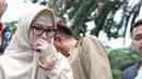 Artis senior Lyra Virna memenuhi panggilan penyidik terkait laporan dari pemilik Ada Taur dan Travel biro umrah/haji, Lasty Annisa. Ia datang didampingi oleh suami, Fadlan dan kuasa hukumnya Razman Arif Nasution. (Adrian Putra/Bintang.com)