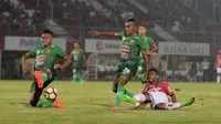 Aksi Yabes Roni (kanan) melepaskan tembakan melwati adangan para pemain PS TNI pada lanjutan Liga 1 2017 di Stadion Kapten I Wayan Dipta, Gianyar, Bali (20/102017). Bali United menang 2-1. (Bola.com/NIcklas Hanoatubun)