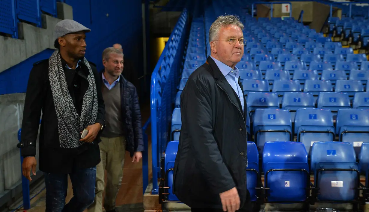  Guus Hiddink (kanan), turun ke lapangan bersama Didier Drogba dan pemilik Chelsea, Roman Abramovich usai Chelsea menang atas Sunderland di Stadion Stamford Bridge, London, Sabtu (19/12/2015). (AFP Photo/Glyn Kirk)