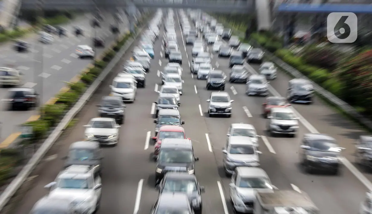 Kendaraan memadati ruas Tol Jagorawi, Jakarta Timur, Kamis (15/5/2021). Kepadatan kendaraan terjadi karena mobilitas warga untuk silaturahmi dan berlibur Lebaran. (Liputan6.com/Faizal Fanani)