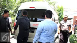 Mobil jenazah yang membawa almarhum pengacara senior Adnan Buyung Nasution tiba dikediamannya di kawasan Lebak Bulus, Jakarta, Rabu (23/9/2015). Adnan menghembuskan napas terakhir pada pagi tadi pukul 10.15 WIB. (Liputan6.com/Helmi Afandi)