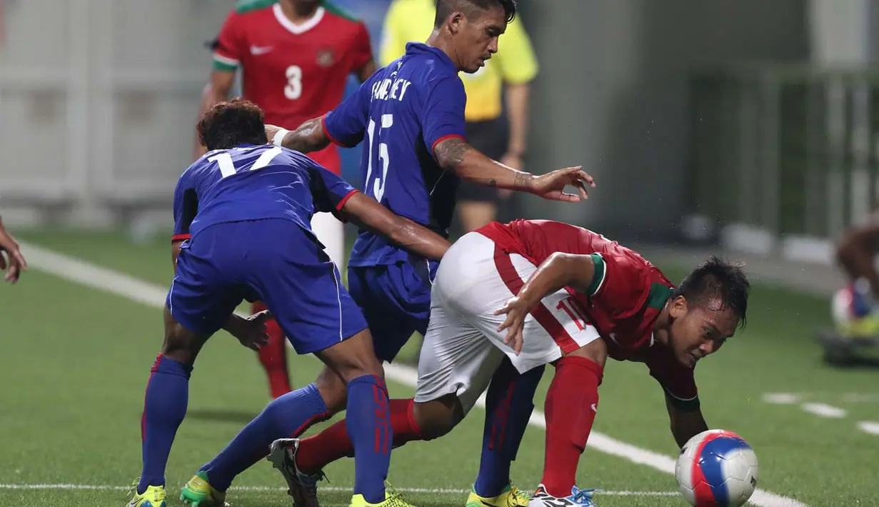 Pemain Indonesia U-23, Wawan Pebriyanto, berusaha melewati pemain Kamboja U-23. (Bola.com/Arief Bagus)