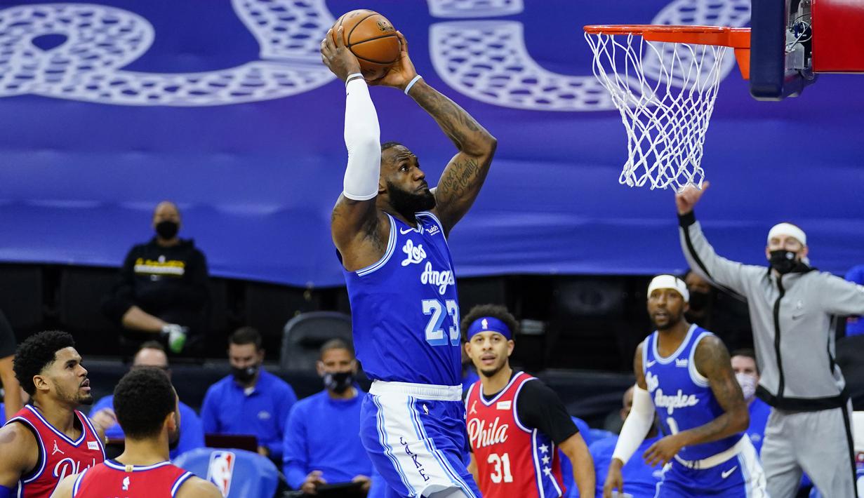 Pebasket LA Lakers, LeBron James berusaha memasukan bola kedalam ring pada laga lanjutan NBA melawan Philadelphia 76ers di Wells Fargo Center Arena, Philadelphia, AS, Kamis (28/1/2021). (Foto: AP Photo/Matt Slocum)