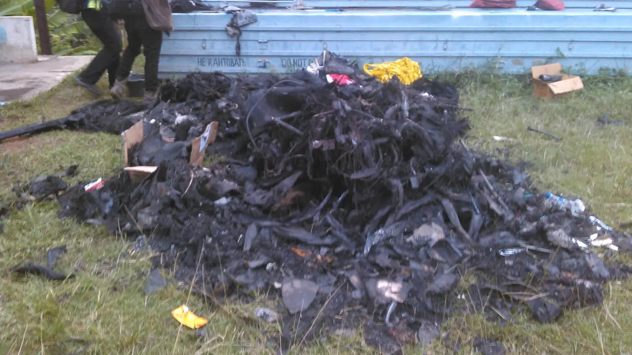 sisa pesawat yang teerbakar di Pondok Cabe