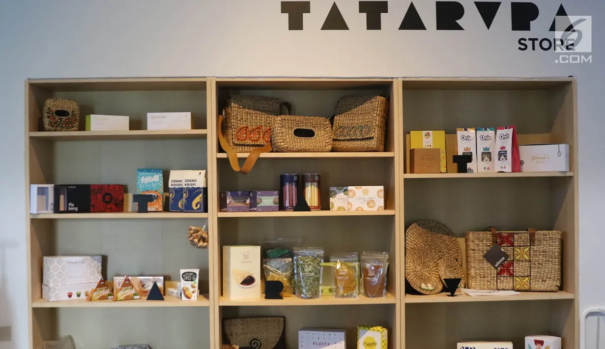 Kerajinan dan jajanan yang di jual di Menara Kibar di Jakarta, Selasa (29/8). Tempat ini juga difokuskan sebagai wadah untuk menciptakan komunitas dan memperkuat ekosistem startup di Indonesia. (Liputan6.com/Immanuel Antonius)
